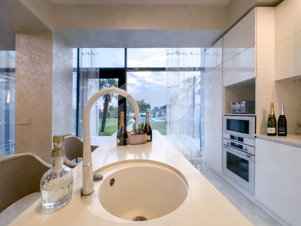 Pe Malul Snagovului, Unde Luxul Devine Cotidian