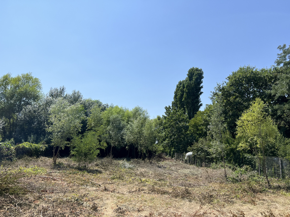 Teren Manastirea Snagov. Deschidere lac 22 m. Front stradal 30 metri. 