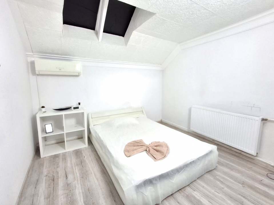 De Vanzare  Casa si Spatiu Comercial  zona Piata Unirii